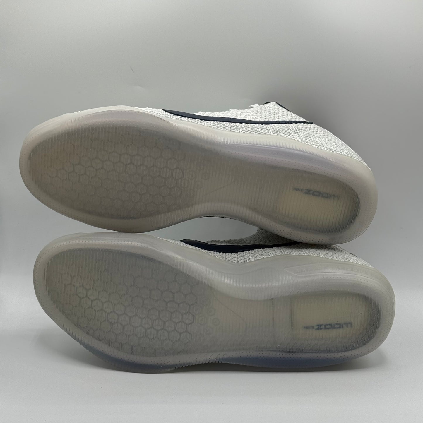 (DS No Box) Nike Kobe 11 Low UCONN PE Size 11.5