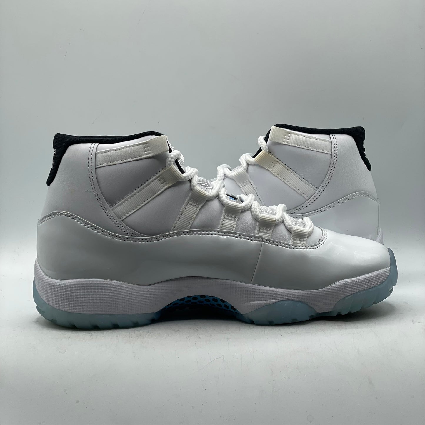 (USED) Jordan 11 Legend Blue (2024) Size 7.5