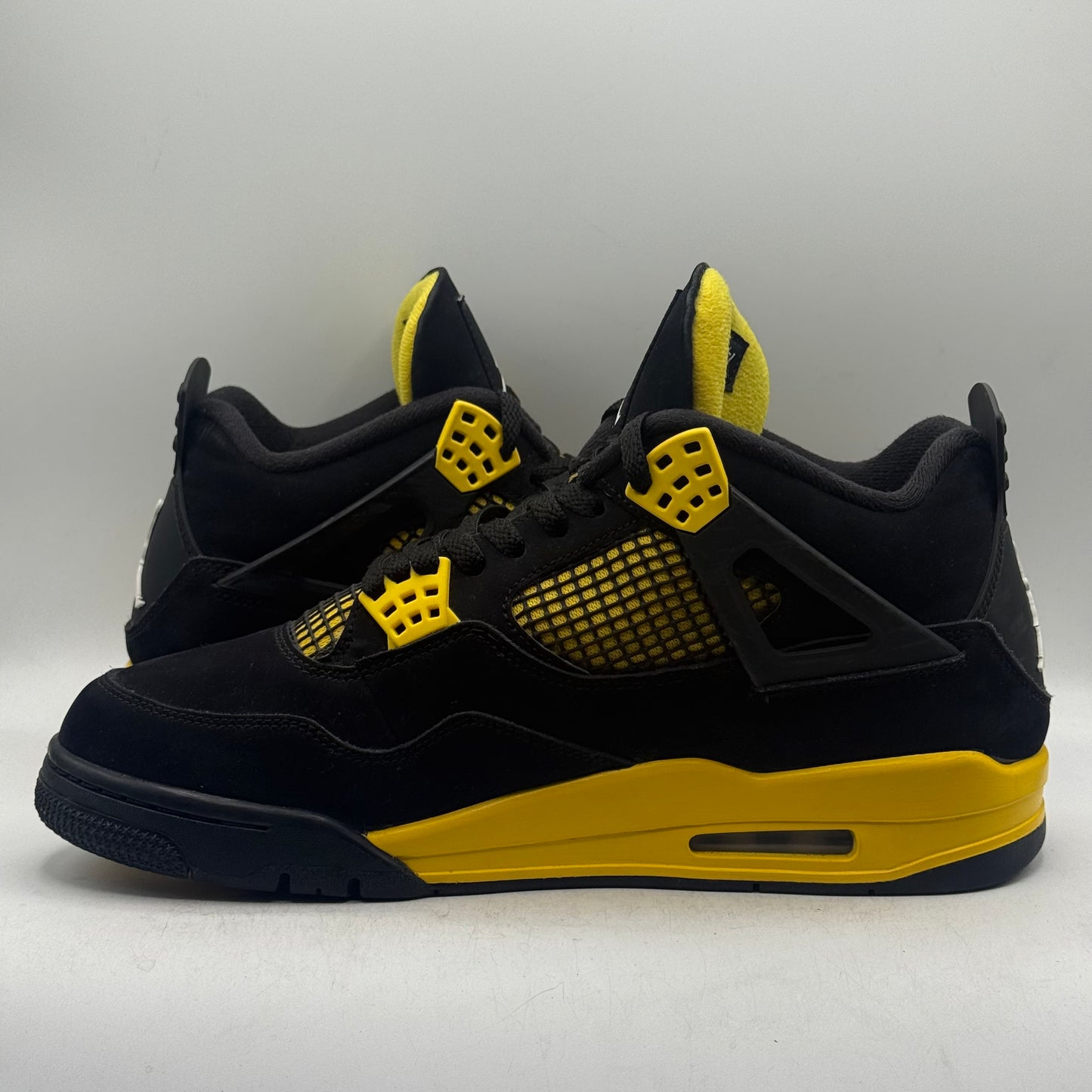 (USED NO BOX) Jordan 4 Thunder (2023) Size 11