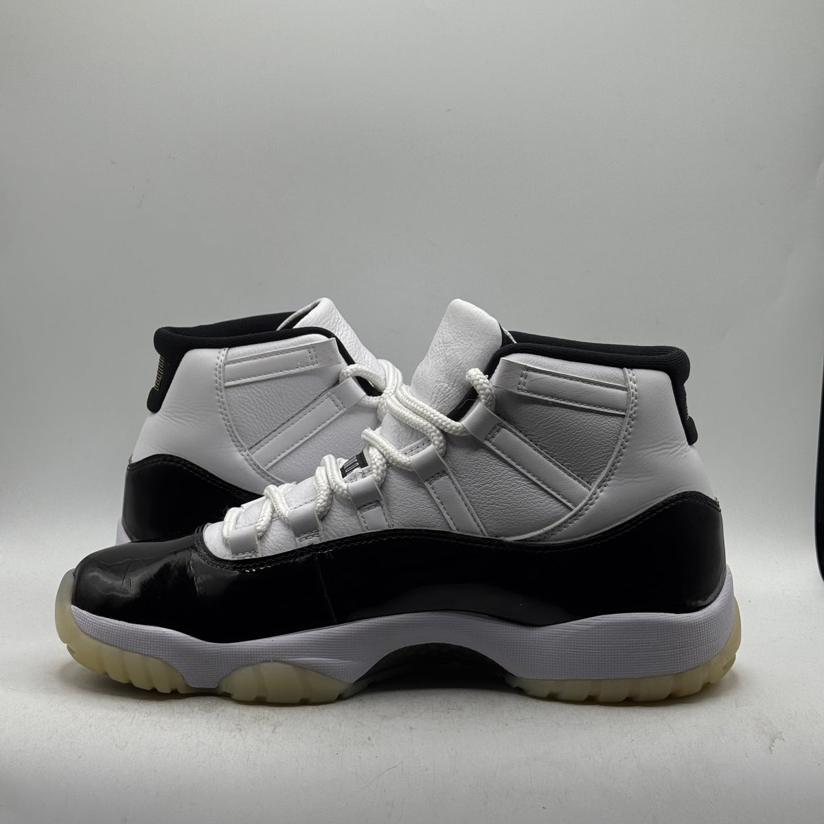 (USED) Jordan 11 Gratitude Size 9.5