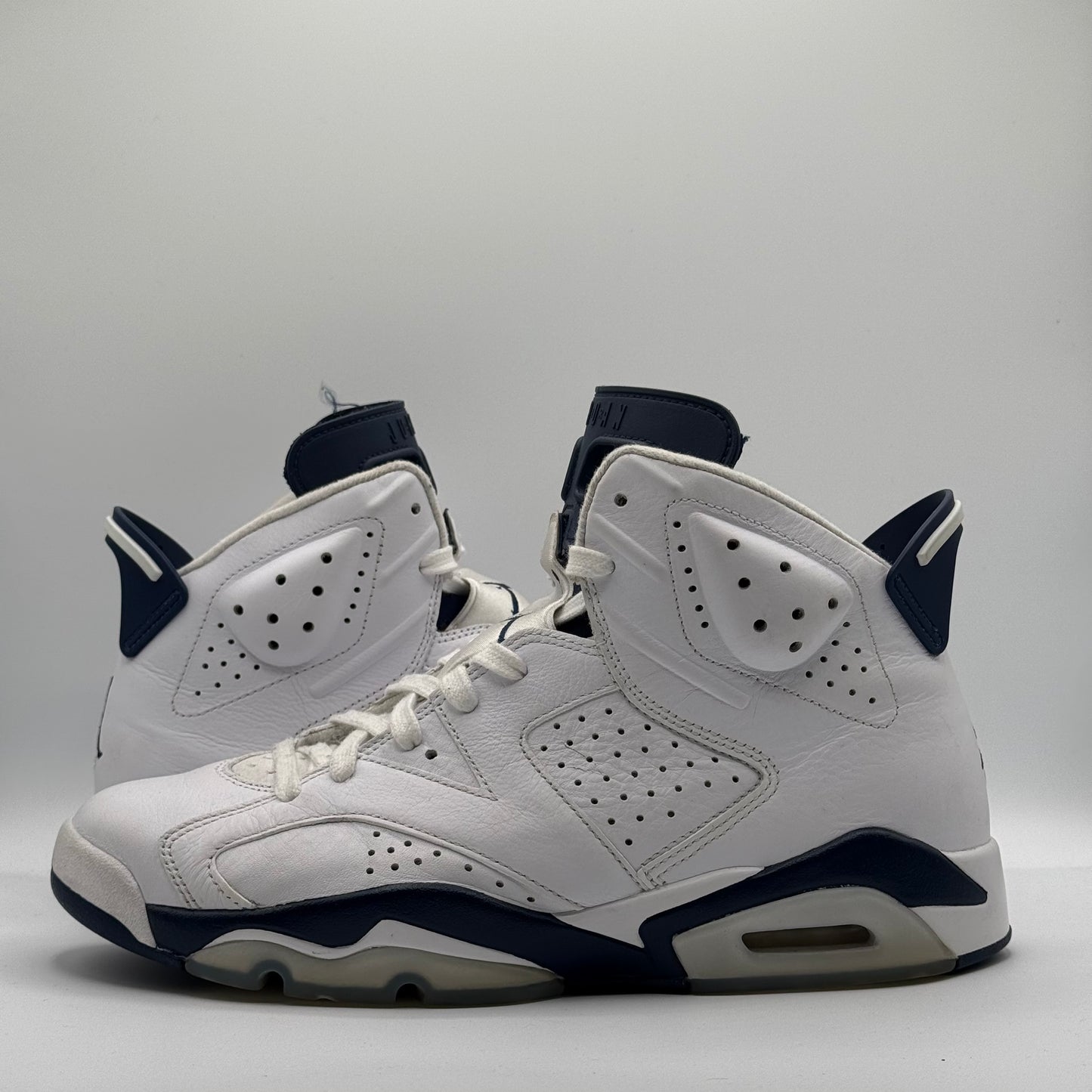 (Used) Jordan 6 Midnight. Navy Size 10.5