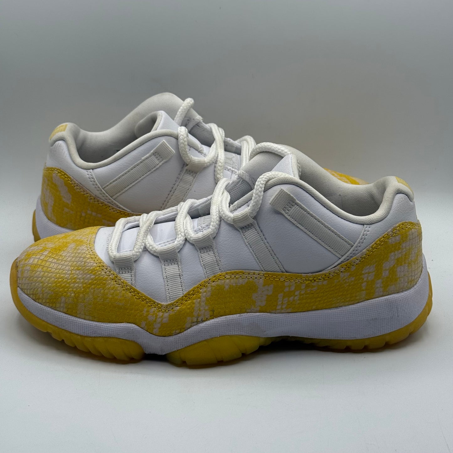 (USED) Jordan 11 Low Yellow Snakeskin Size 8W/6.5Y