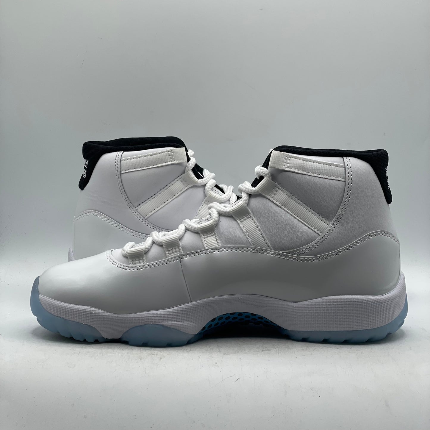 (USED NO BOX) Jordan 11 Legend Blue (2024) Size 8
