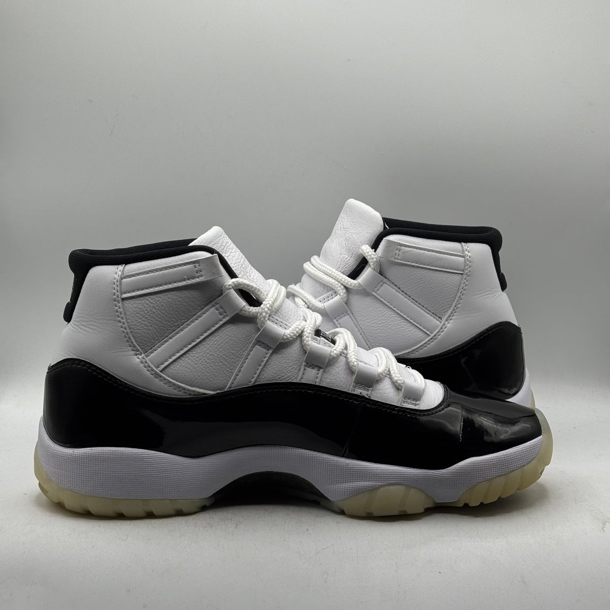 (USED) Jordan 11 Gratitude Size 9.5