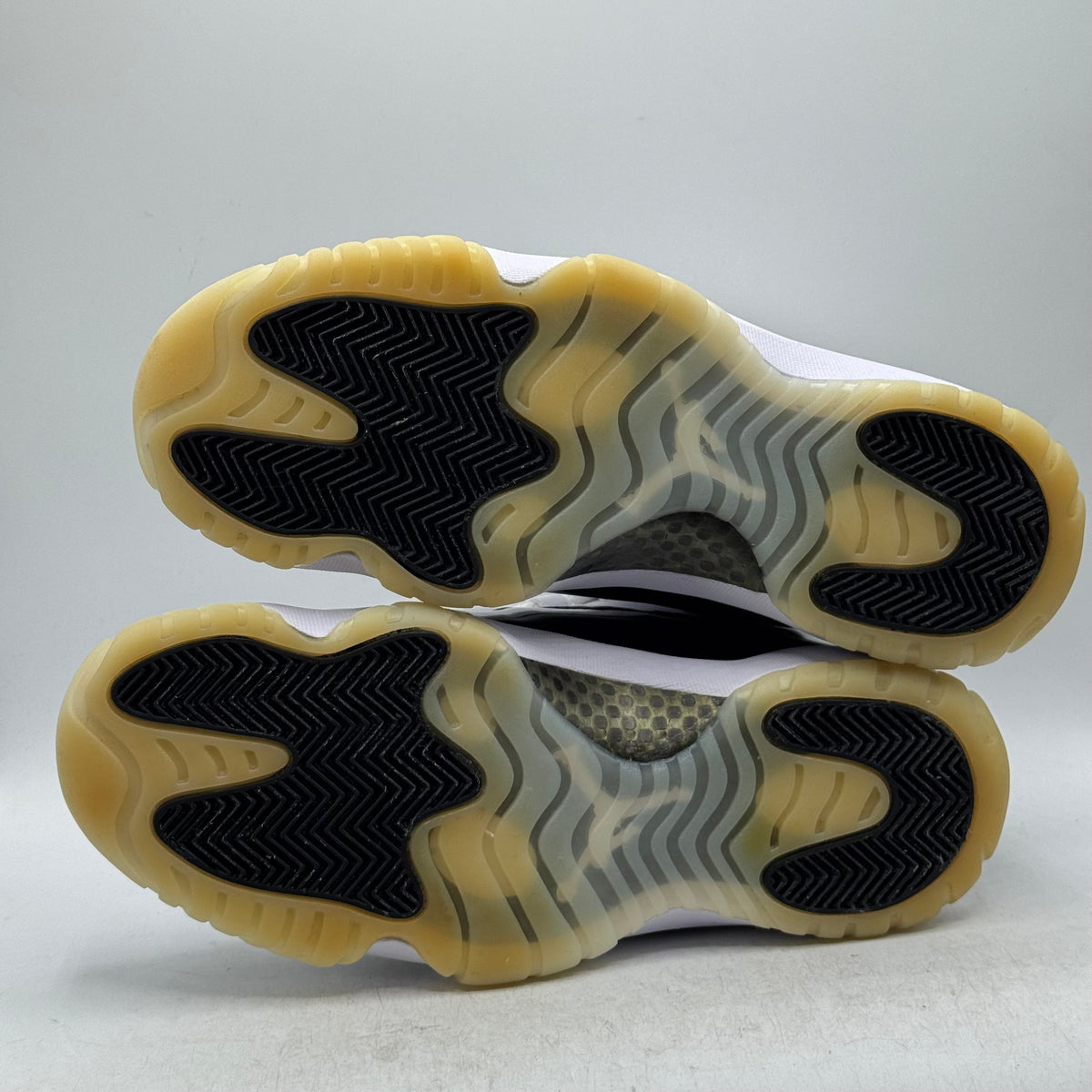 (USED) Jordan 11 Gratitude Size 9.5