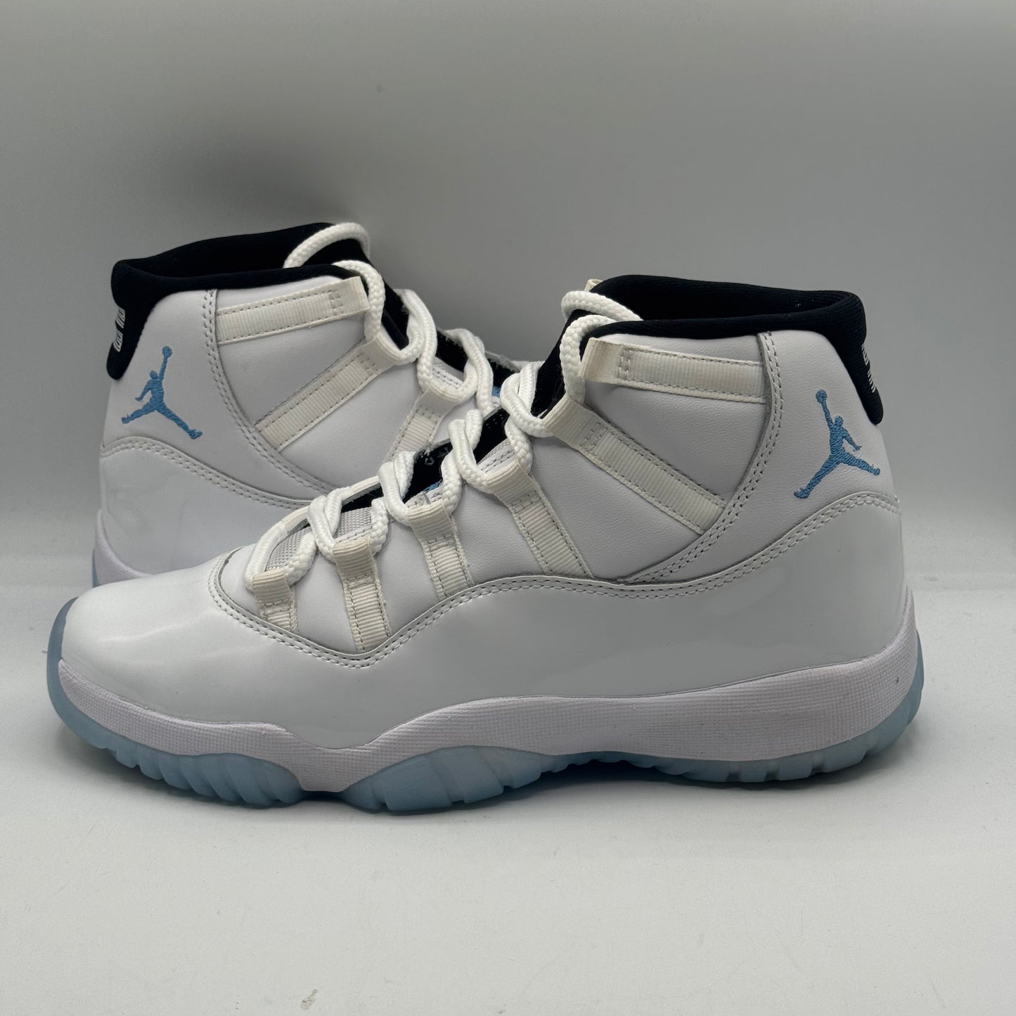 (USED NO BOX) Jordan 11 Legend Blue Size 7.5