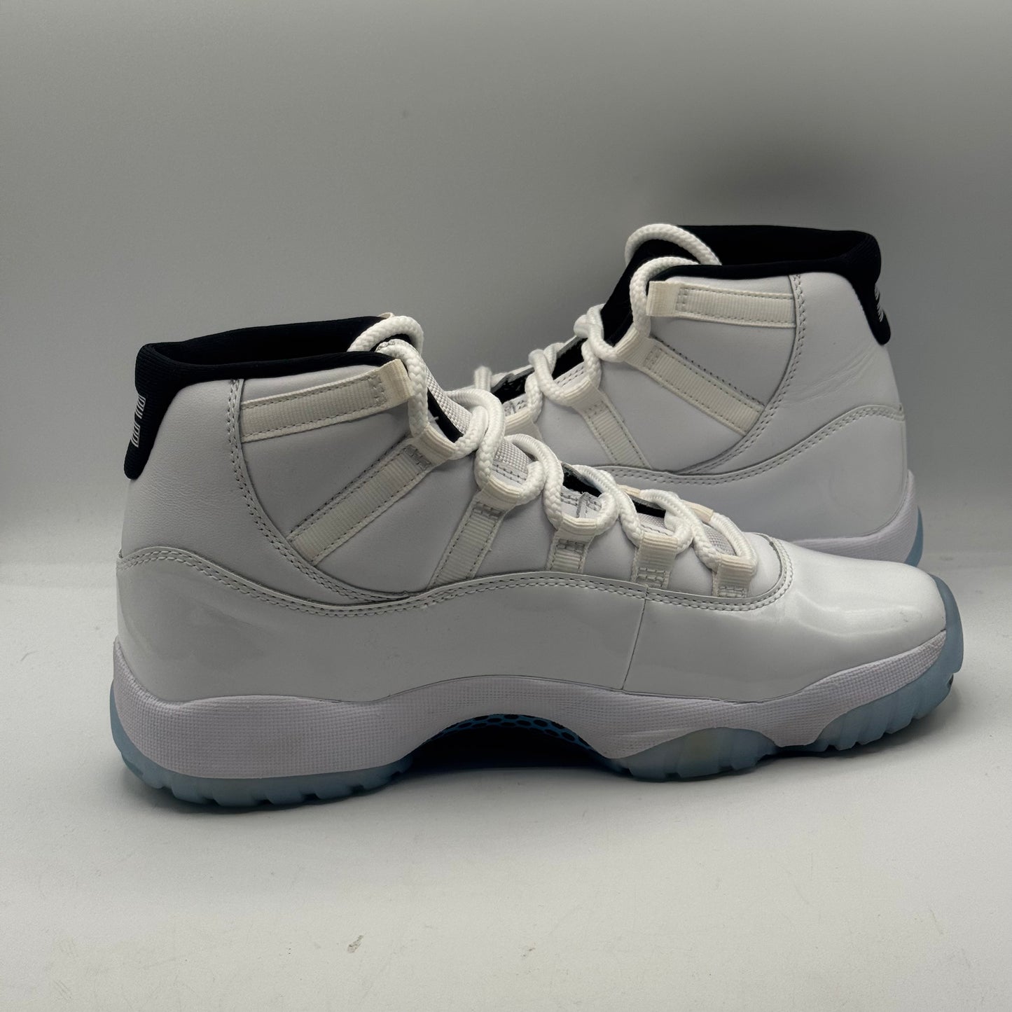 (USED NO BOX) Jordan 11 Legend Blue Size 7.5