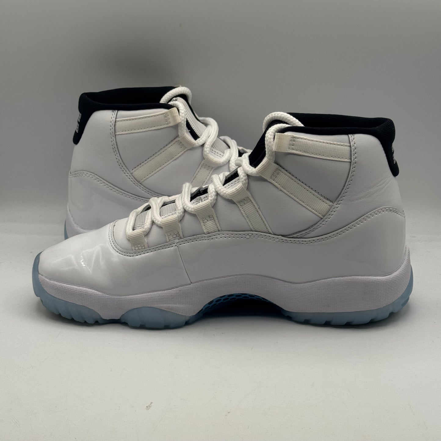 (USED NO BOX) Jordan 11 Legend Blue Size 7.5