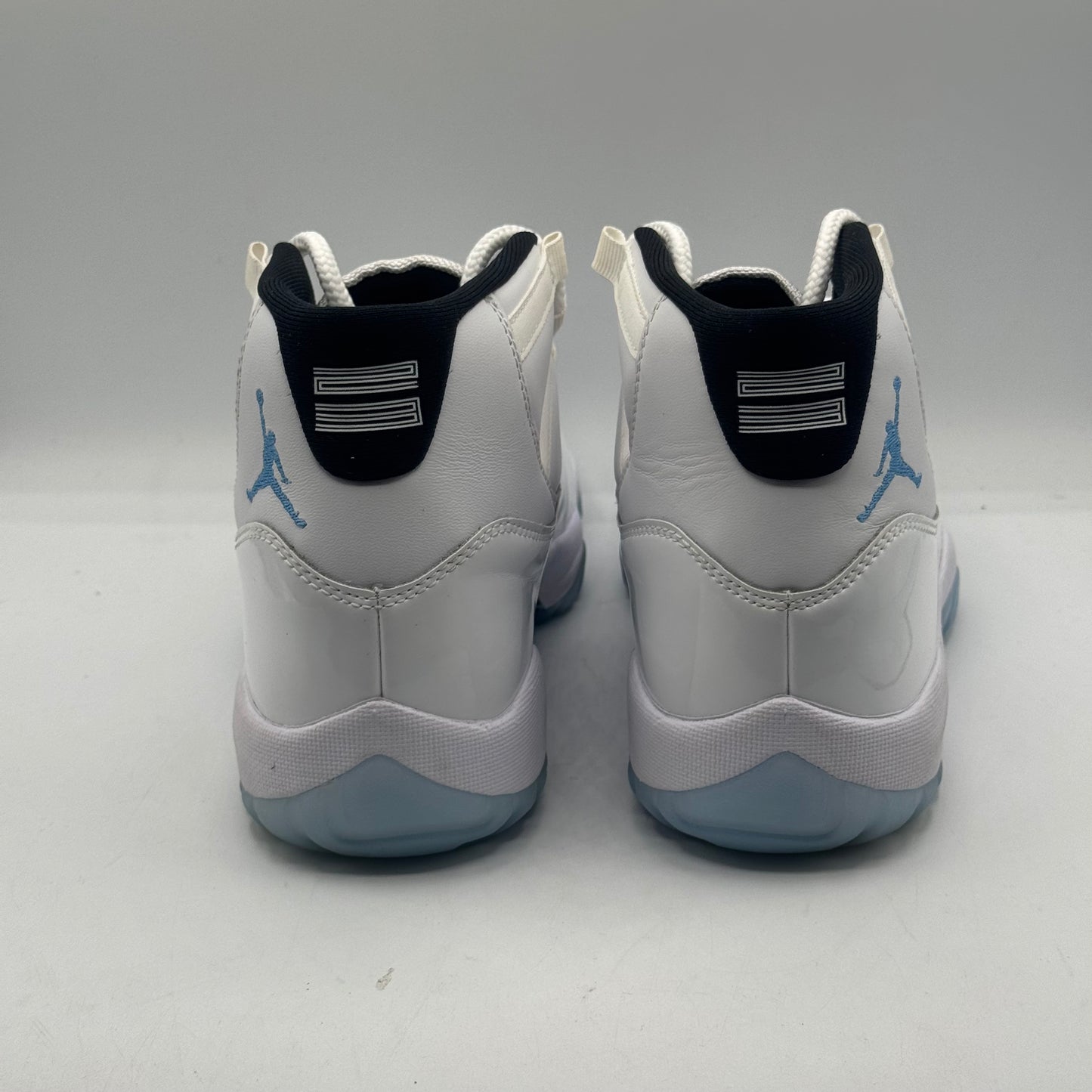 (USED NO BOX) Jordan 11 Legend Blue Size 7.5