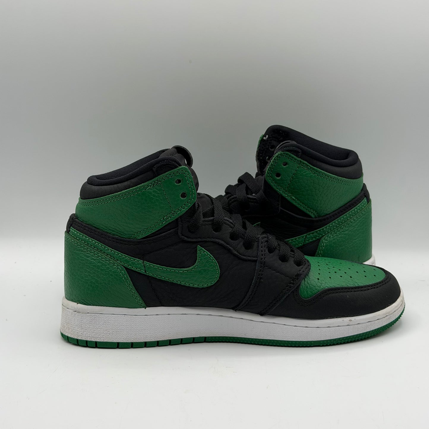 (USED) Jordan 1 High Retro Pine Green Size 5Y NO BOX