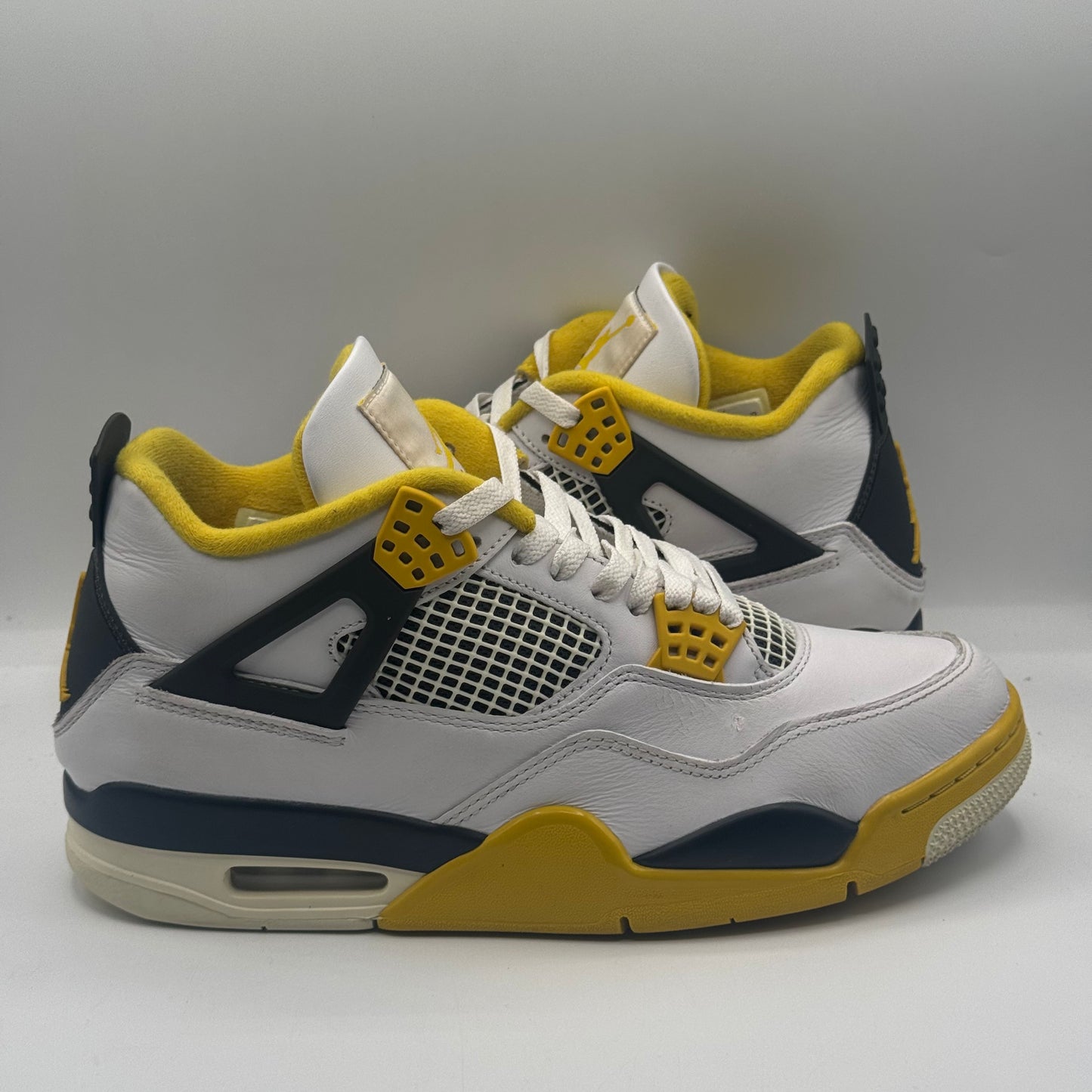 (USED) Jordan 4 Retro Vivid Sulfur (W) Size 11W/9.5M