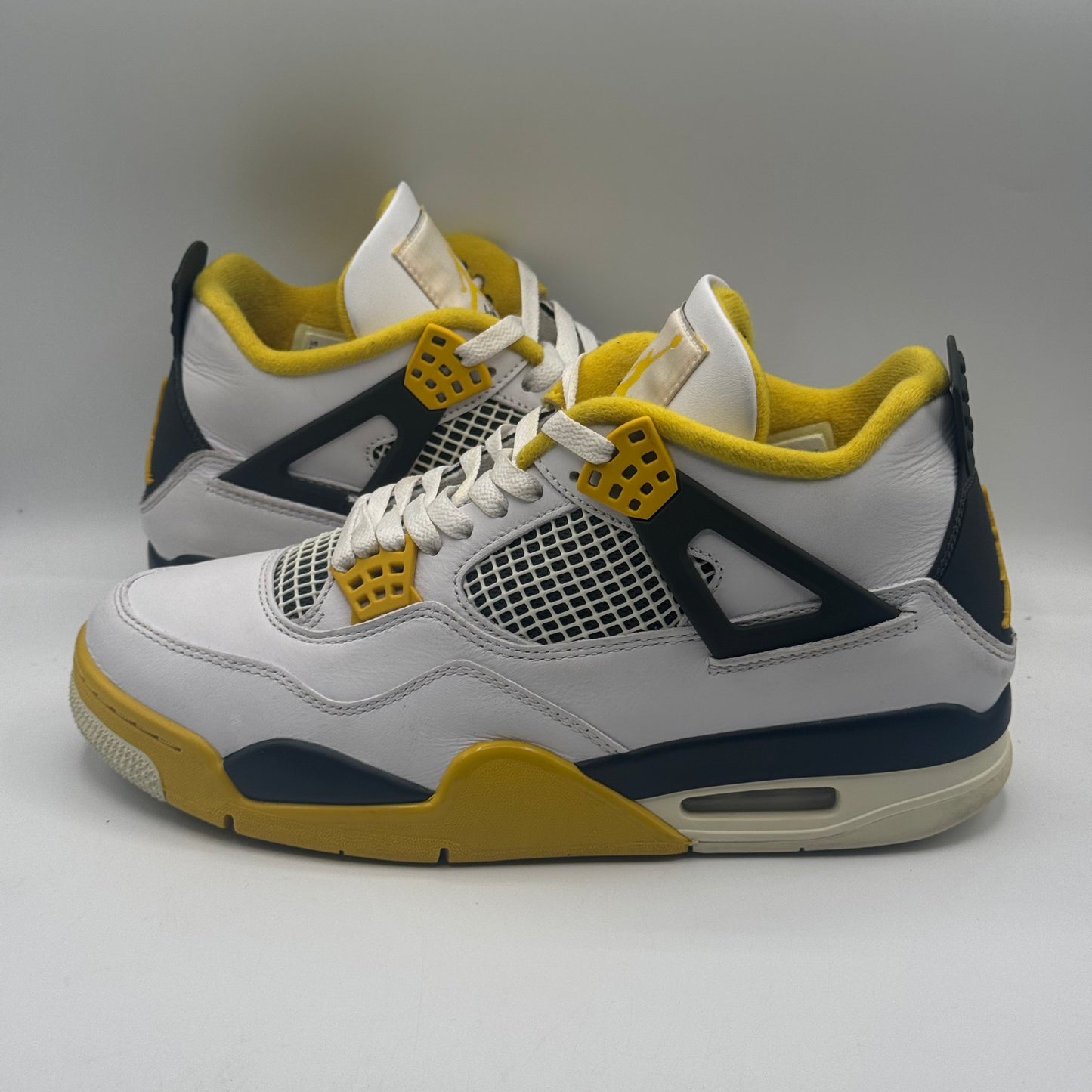 (USED) Jordan 4 Retro Vivid Sulfur (W) Size 11W/9.5M