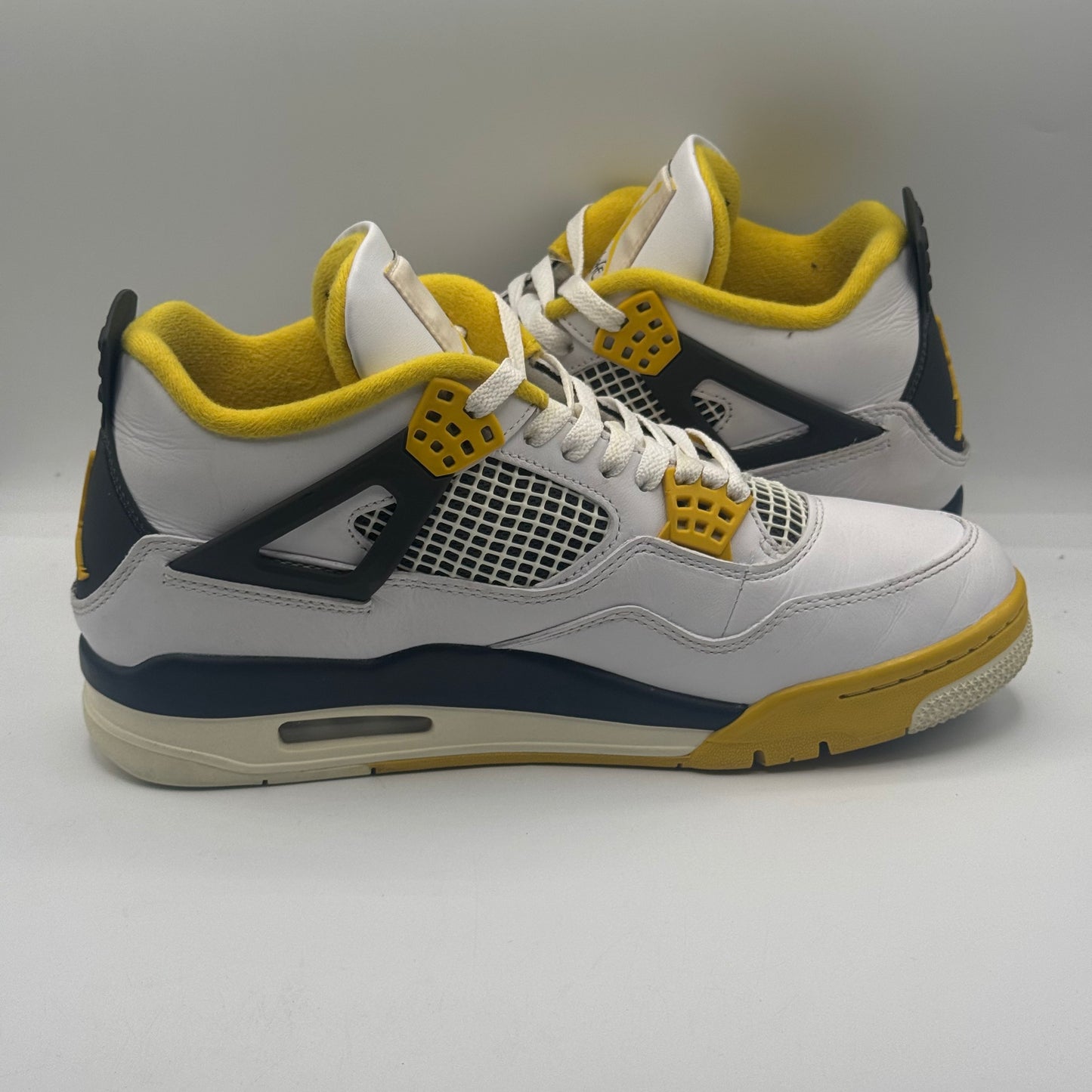 (USED) Jordan 4 Retro Vivid Sulfur (W) Size 11W/9.5M
