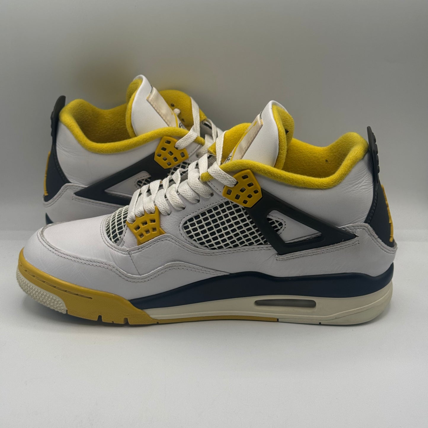 (USED) Jordan 4 Retro Vivid Sulfur (W) Size 11W/9.5M