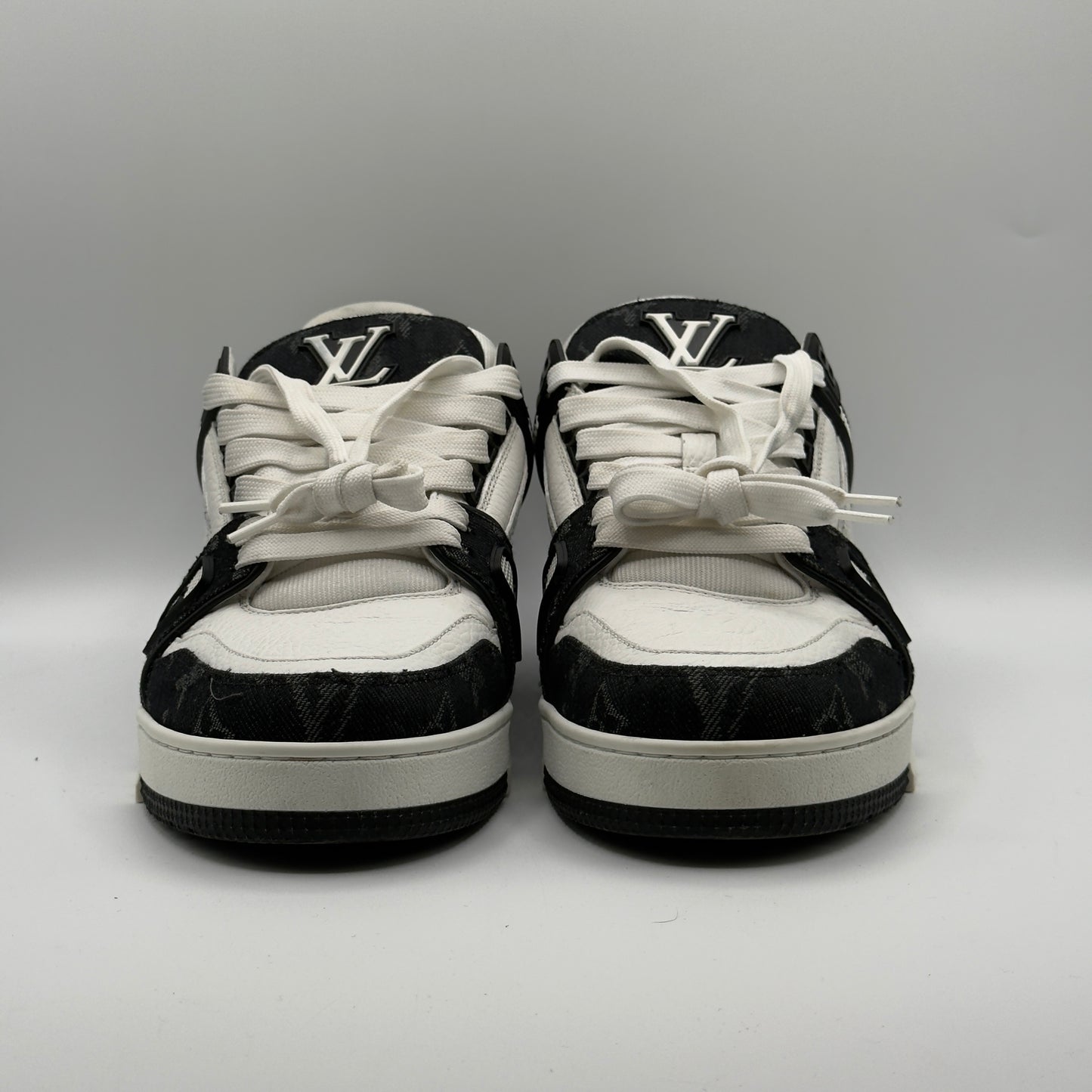 (USED No Box) LV Trainer Sneaker Black And White Size LV 7