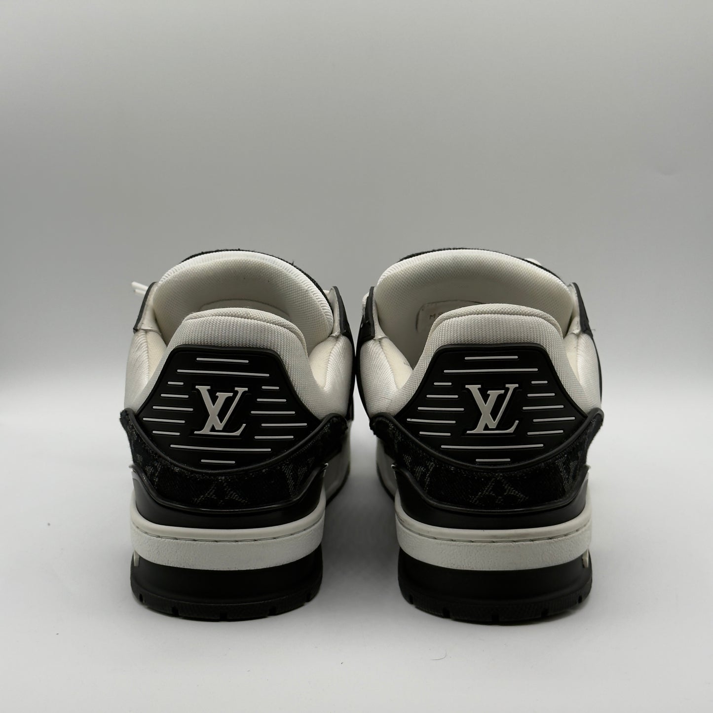 (USED No Box) LV Trainer Sneaker Black And White Size LV 7
