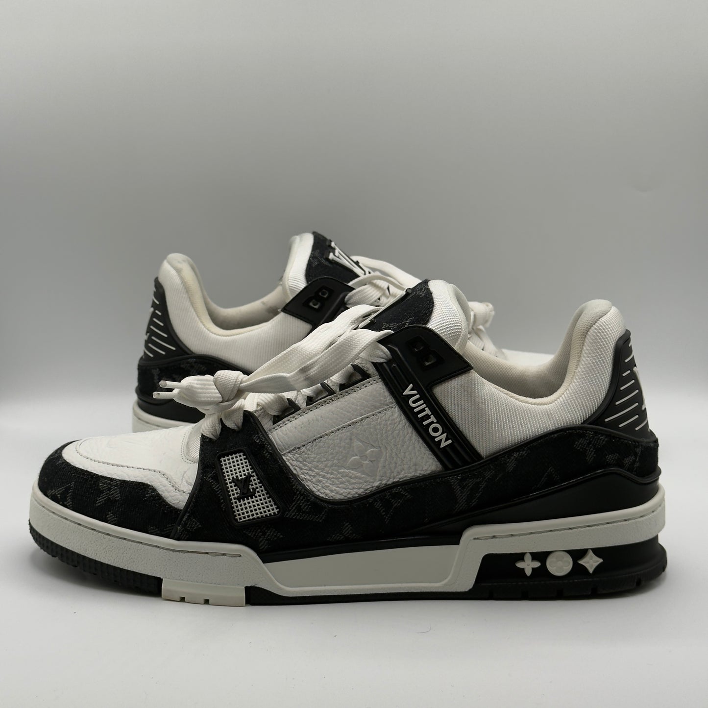 (USED No Box) LV Trainer Sneaker Black And White Size LV 7