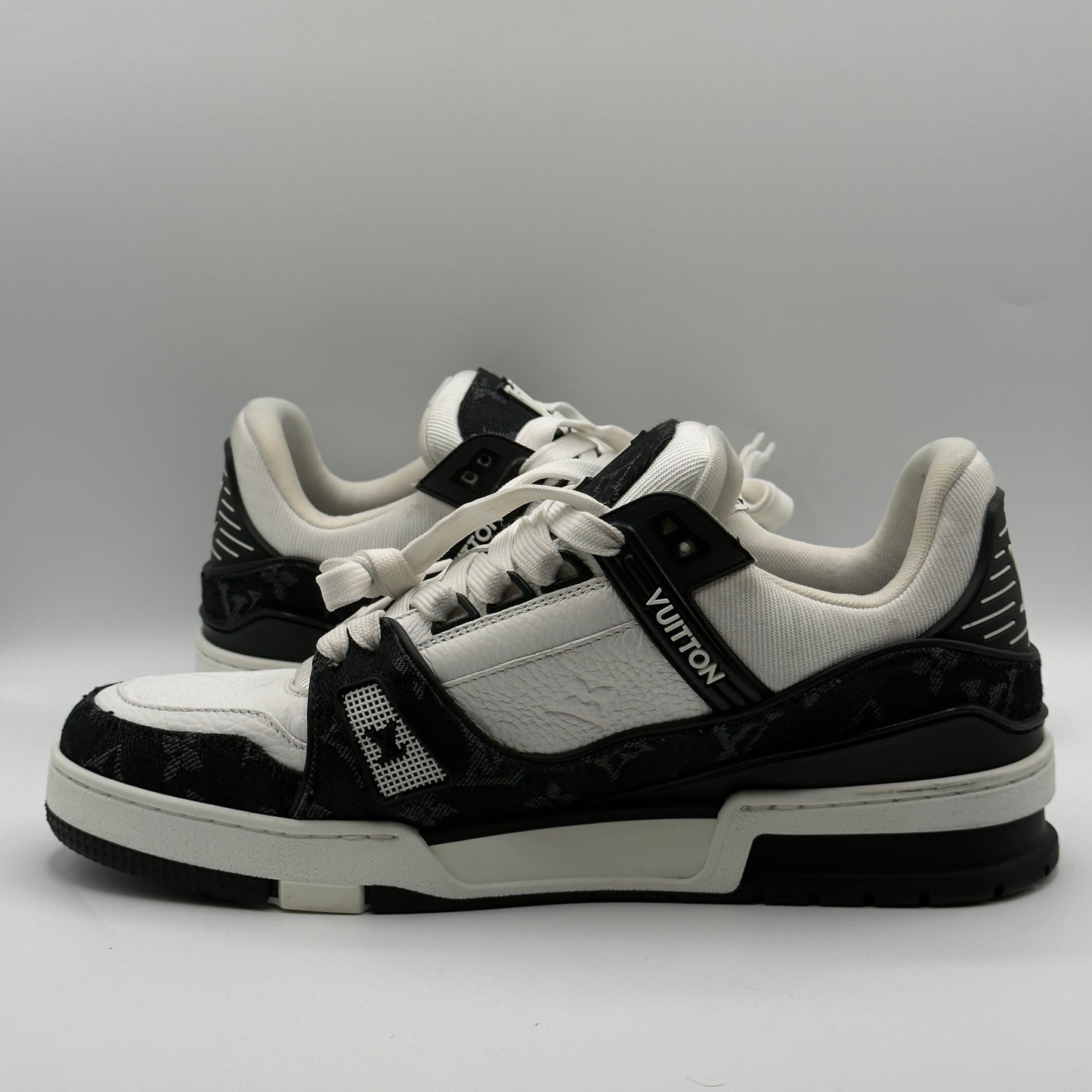 (USED No Box) LV Trainer Sneaker Black And White Size LV 7