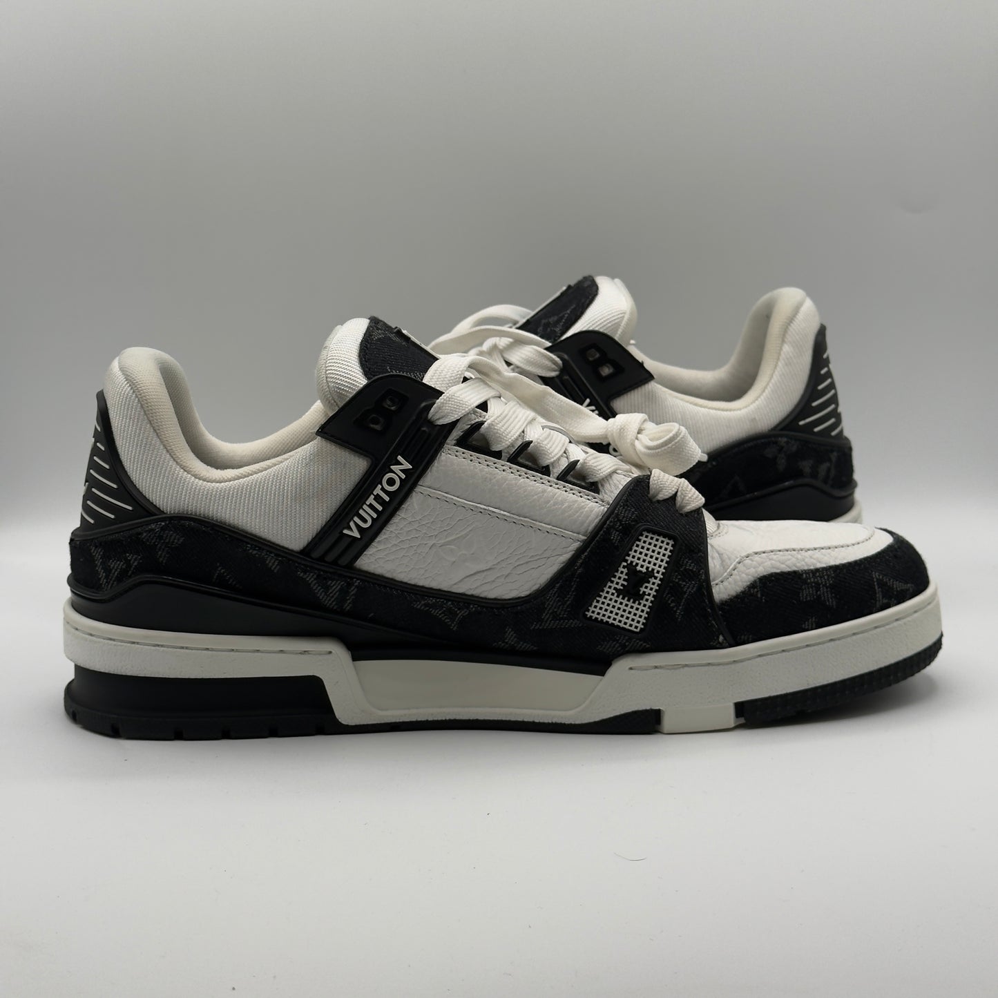 (USED No Box) LV Trainer Sneaker Black And White Size LV 7