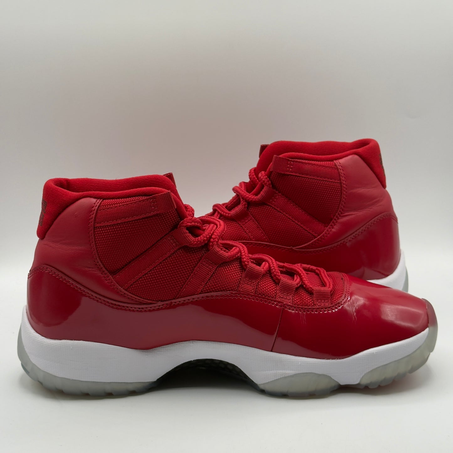 (USED NO BOX) Jordan 11 Retro Win Like 96' Size 9.5
