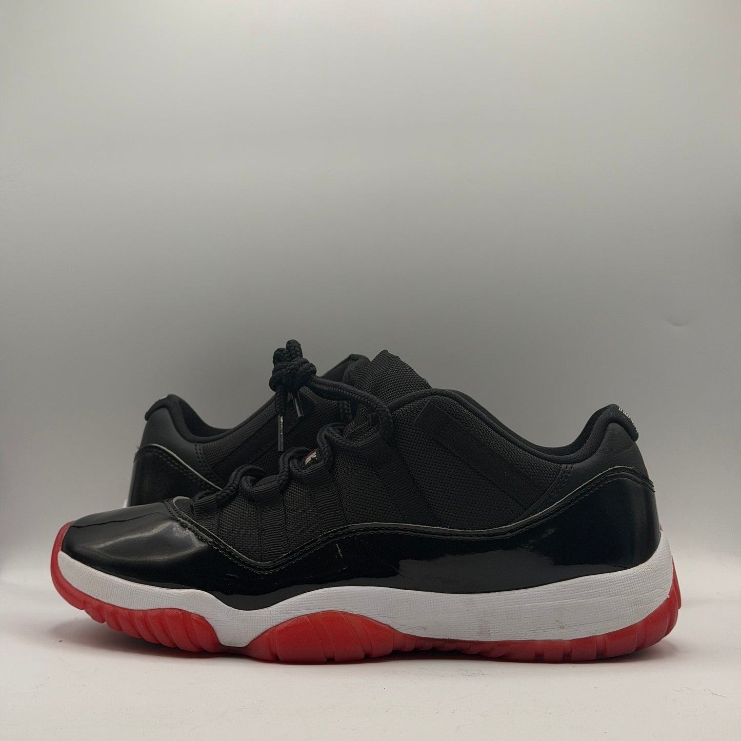 (USED) Jordan 11 Retro Low Bred Size 10.5