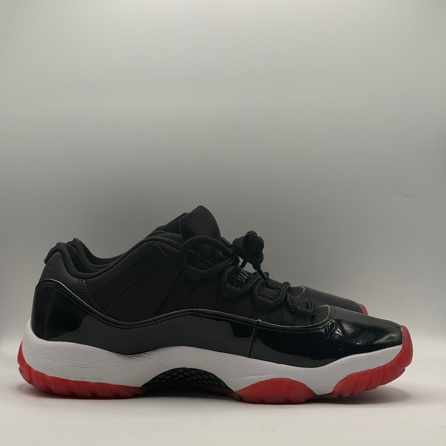 (USED) Jordan 11 Retro Low Bred Size 10.5