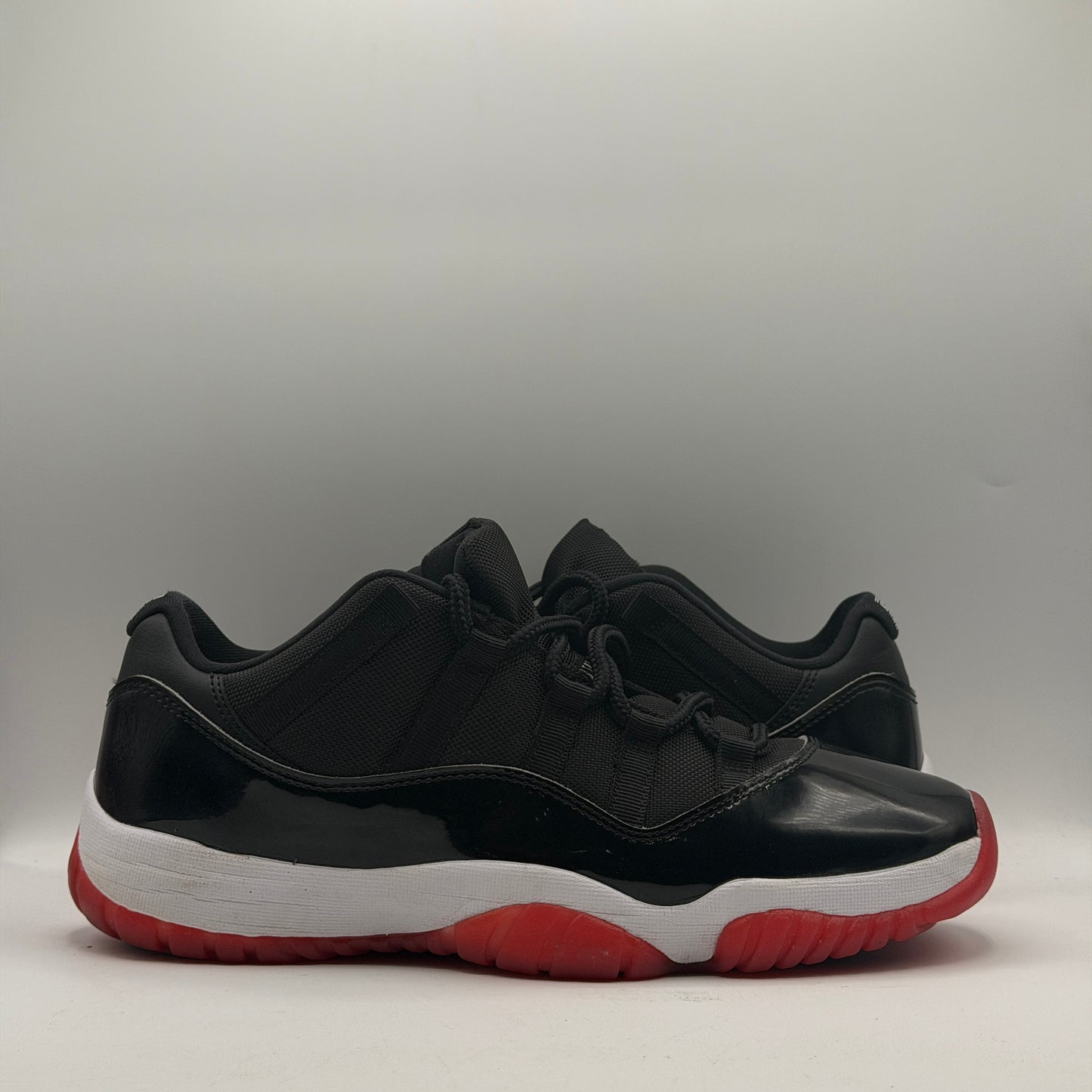 (USED) Jordan 11 Retro Low Bred Size 10.5