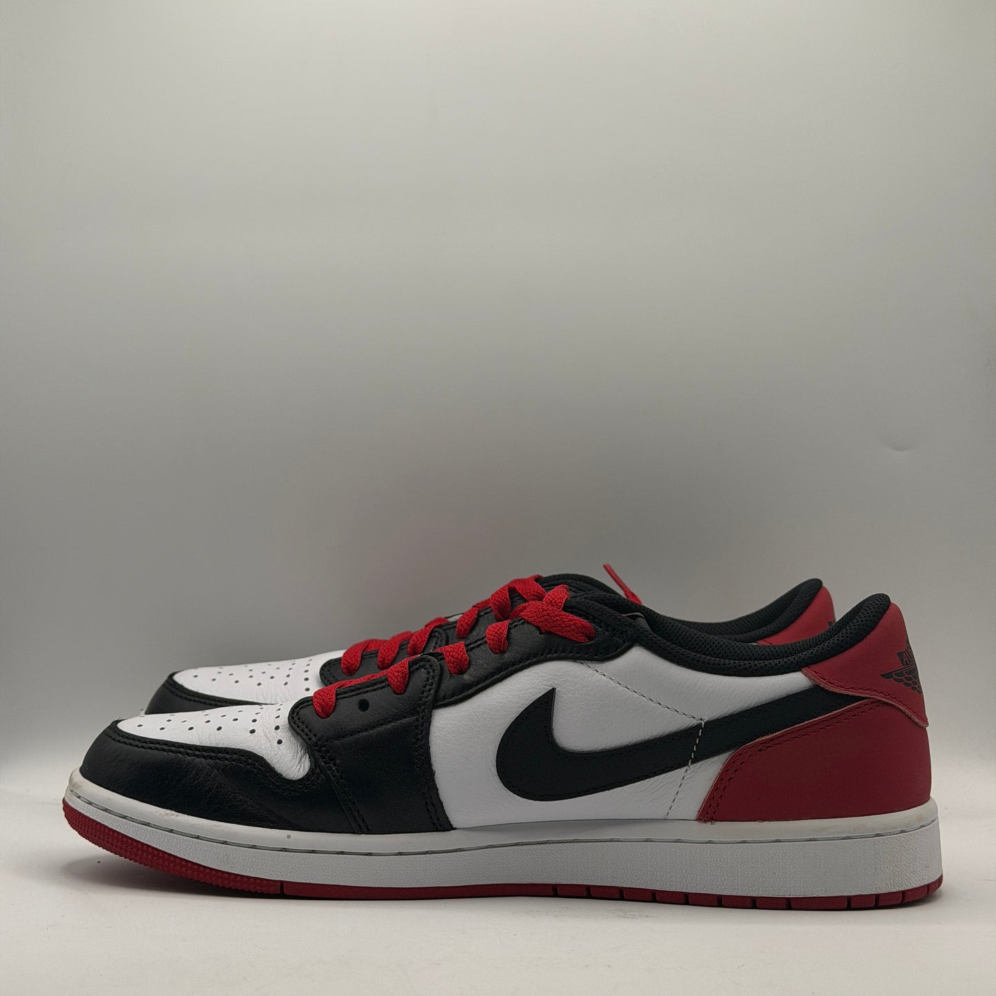 (USED) Jordan 1 Retro Low OG Black Toe (2023) Size 11