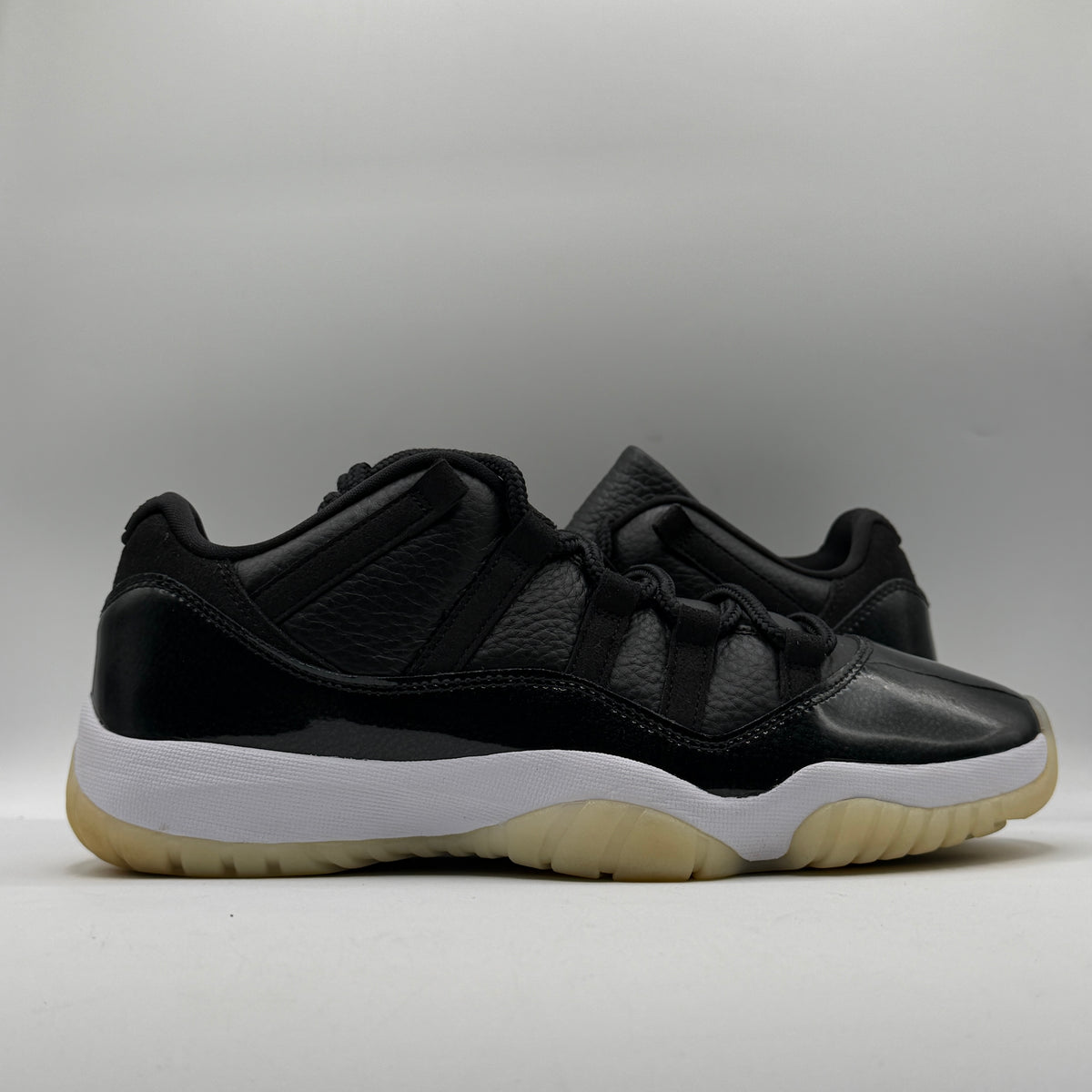 (USED No Box) Jordan 11 Retro Low 72-10 Size 10
