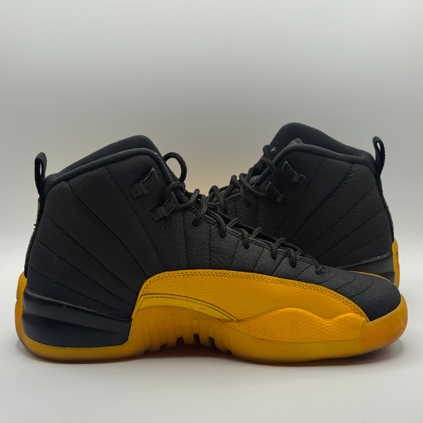 (USED) Jordan 12 Black University Gold Size 7Y