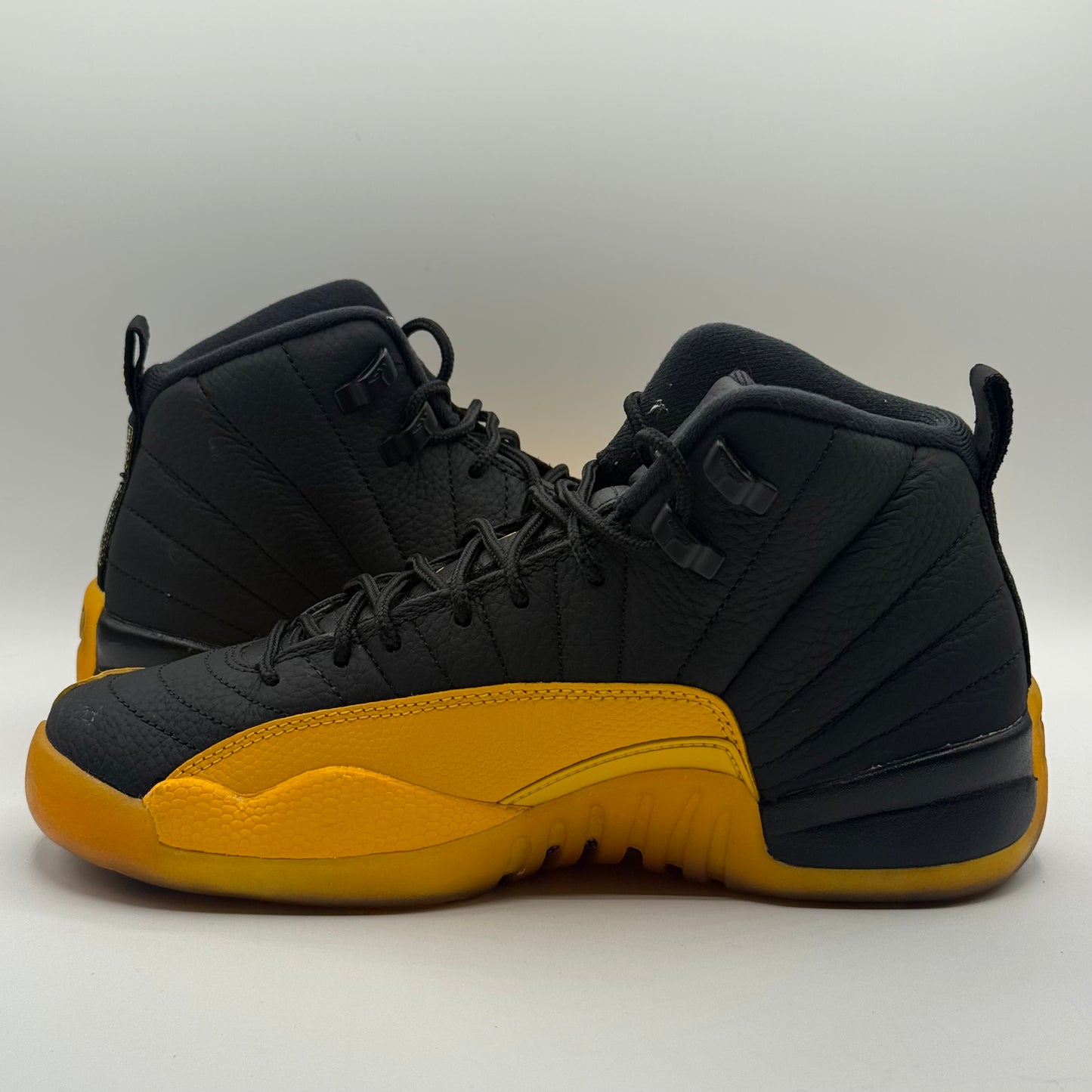 (USED) Jordan 12 Black University Gold Size 7Y